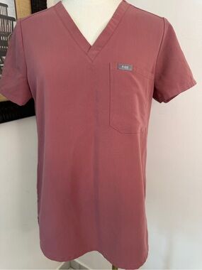 Figs Short Sleeve V-Neck Scrubs Top in Dusty Rose